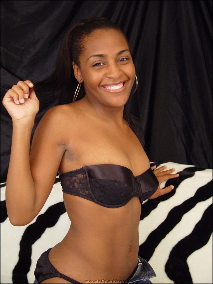 15P private pictures of sultry ebony on her sofa