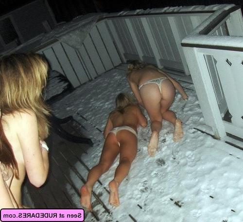 16P Women naked outside