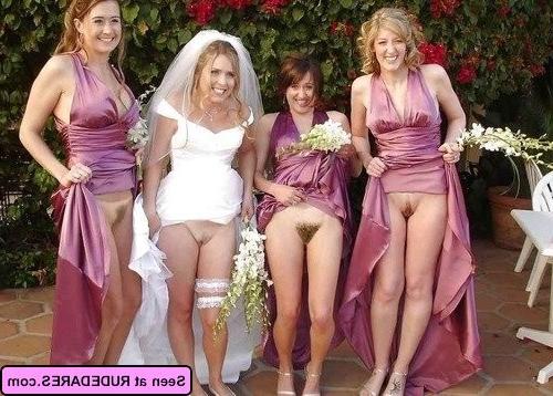 16P Women naked outside