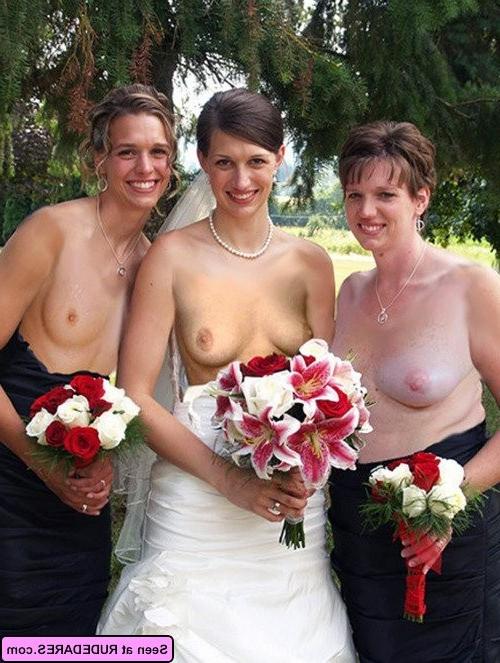 16P Women naked outside