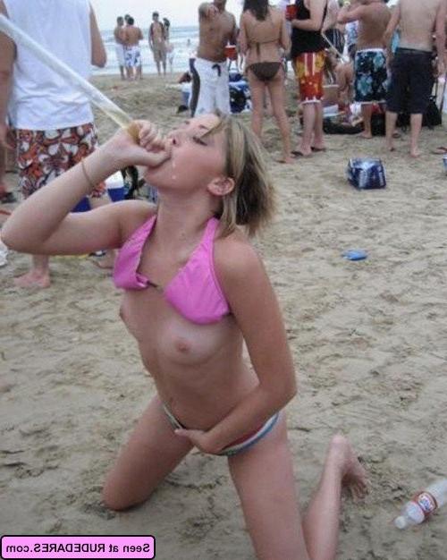 16P Women naked outside