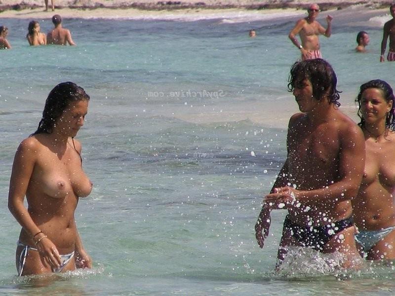 15P Hot amateur babes on the beach