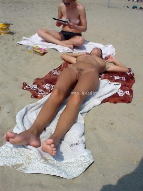 15P Hot amateur babes on the beach