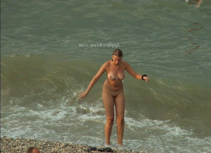 15P Hot amateur babes on the beach