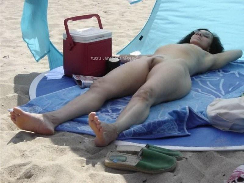 15P Hot amateur babes on the beach
