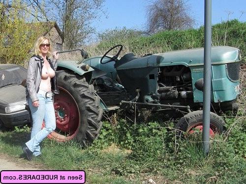 16P Women love to flash