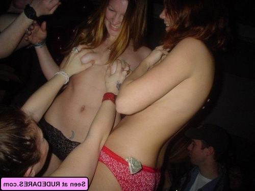 16P Lady exhibitionists