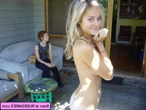 16P Lady exhibitionists