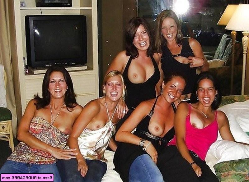 16P Female exhibitionists expose themselves