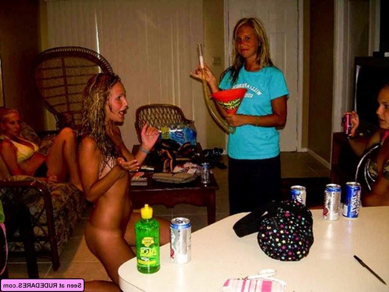 16P Female exhibitionists expose themselves