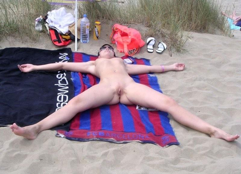 15P Naked amateur beach babes