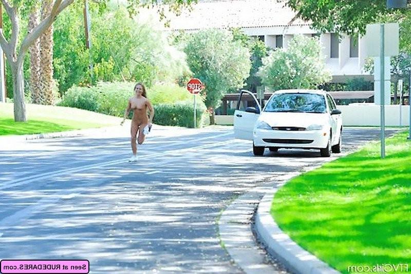 16P Women who show off their nudity