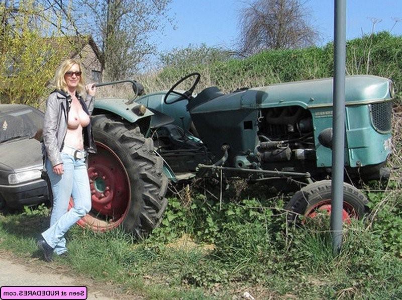 16P Women who show off their nudity