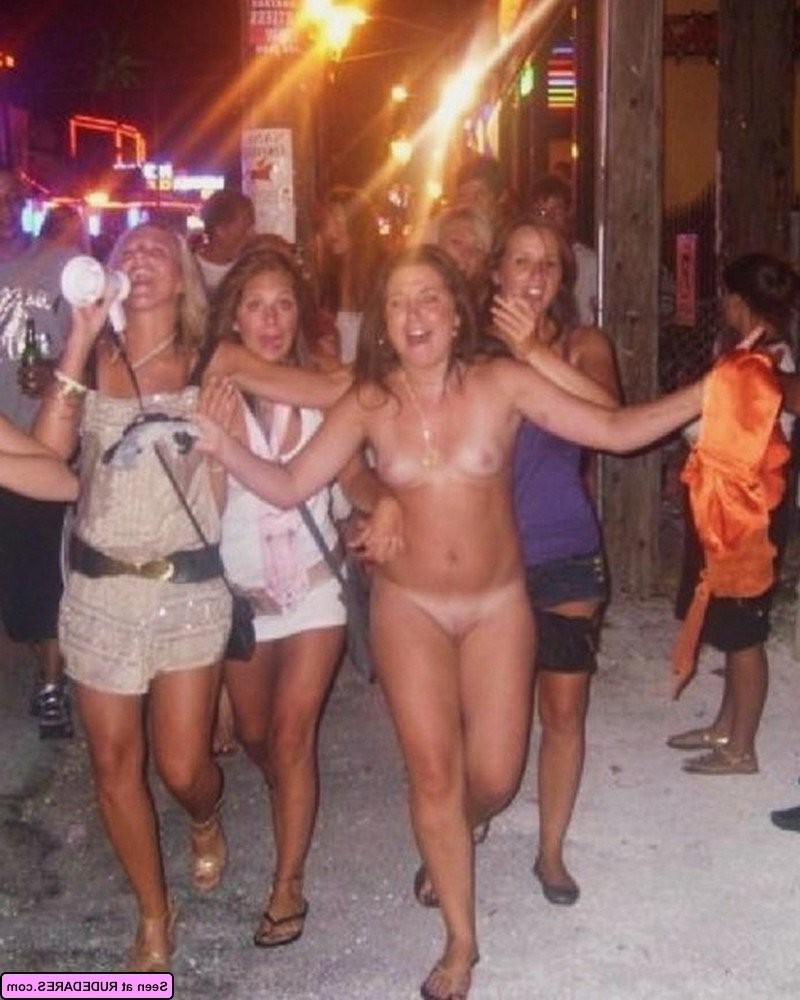 16P Hot exhibitionist girls