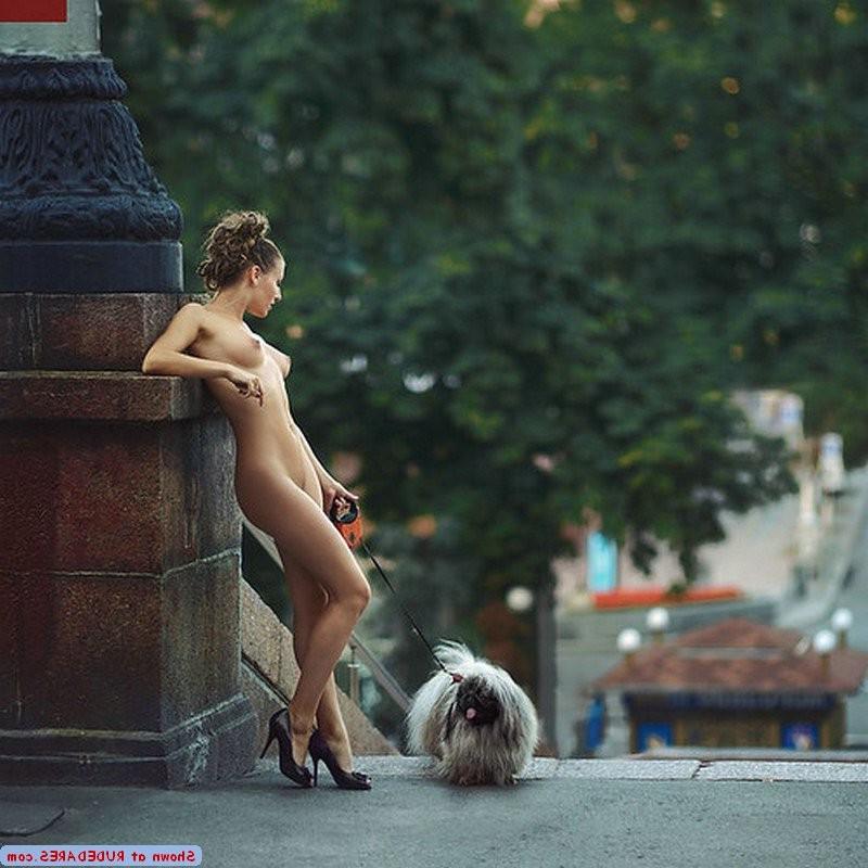9P Woman going nude outside
