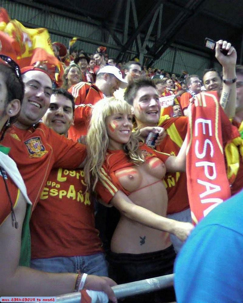 14P Girls in public nudity