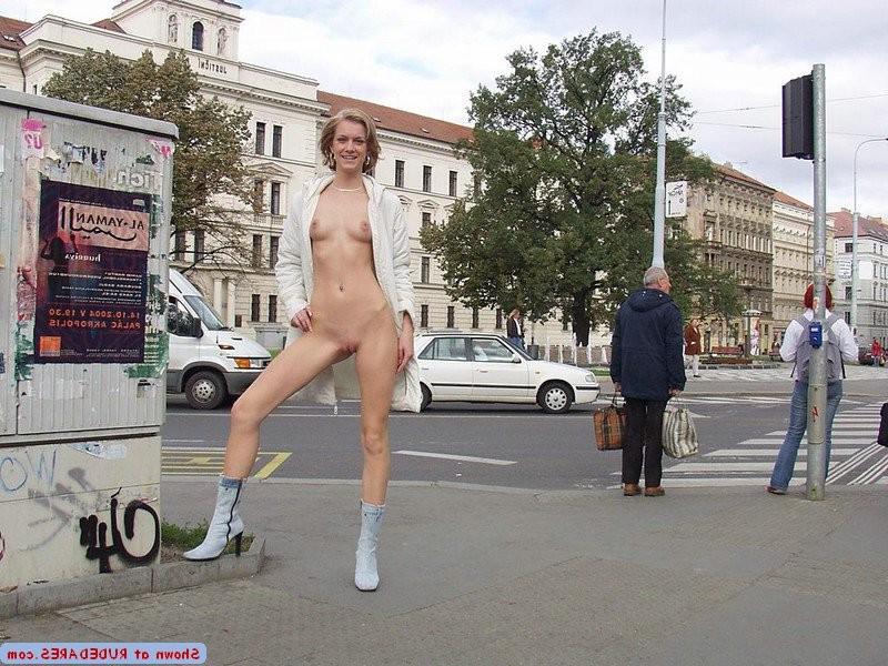 15P Girlfriends that like to be nude in public places