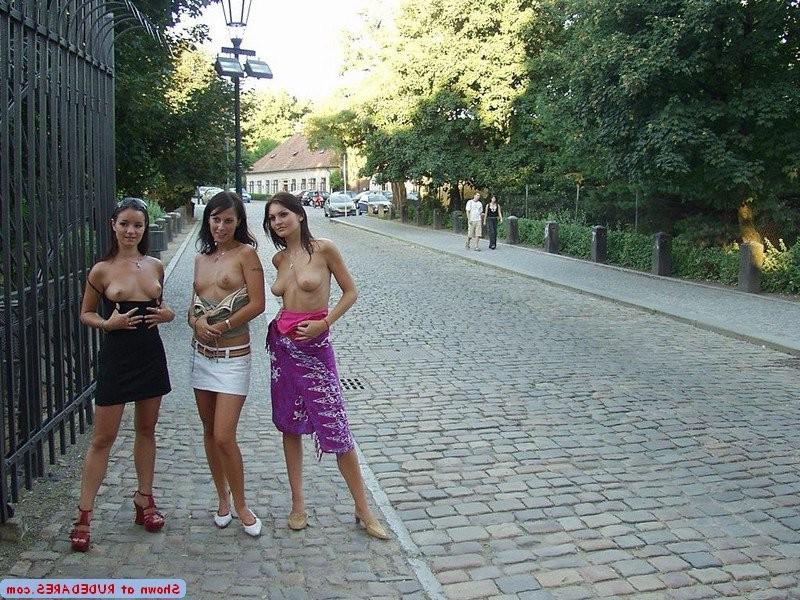 15P Exhibitionistische Mädchen im Freien