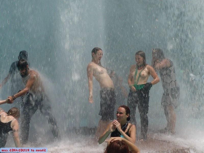 15P Women naked outdoors