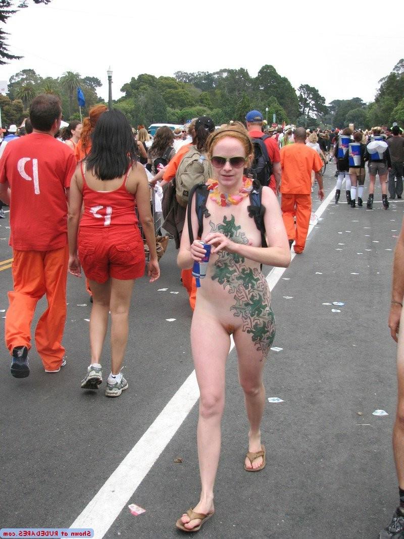 15P Women naked outdoors