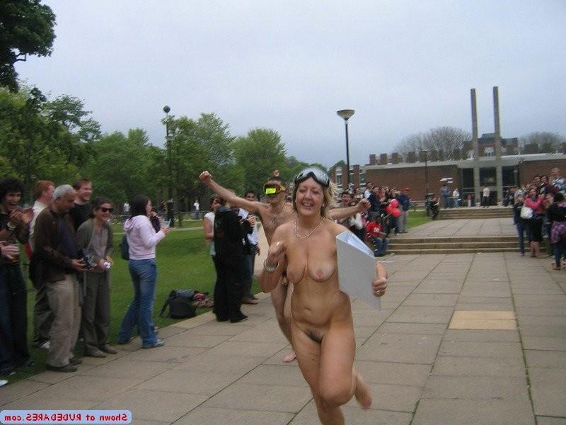 15P Naked in the street