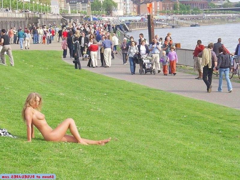 15P Nude women in public