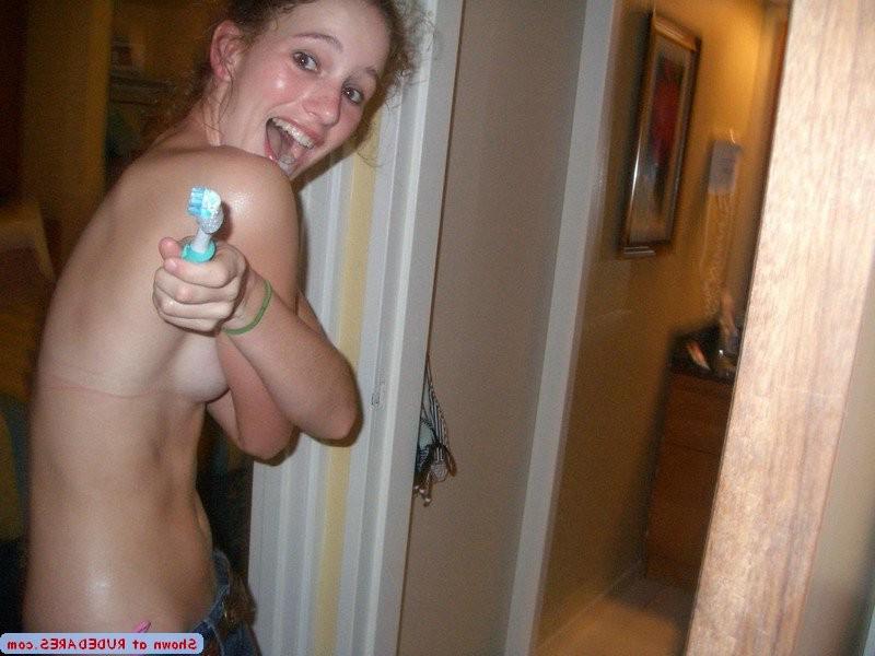 15P Candid amateur girls caught naked