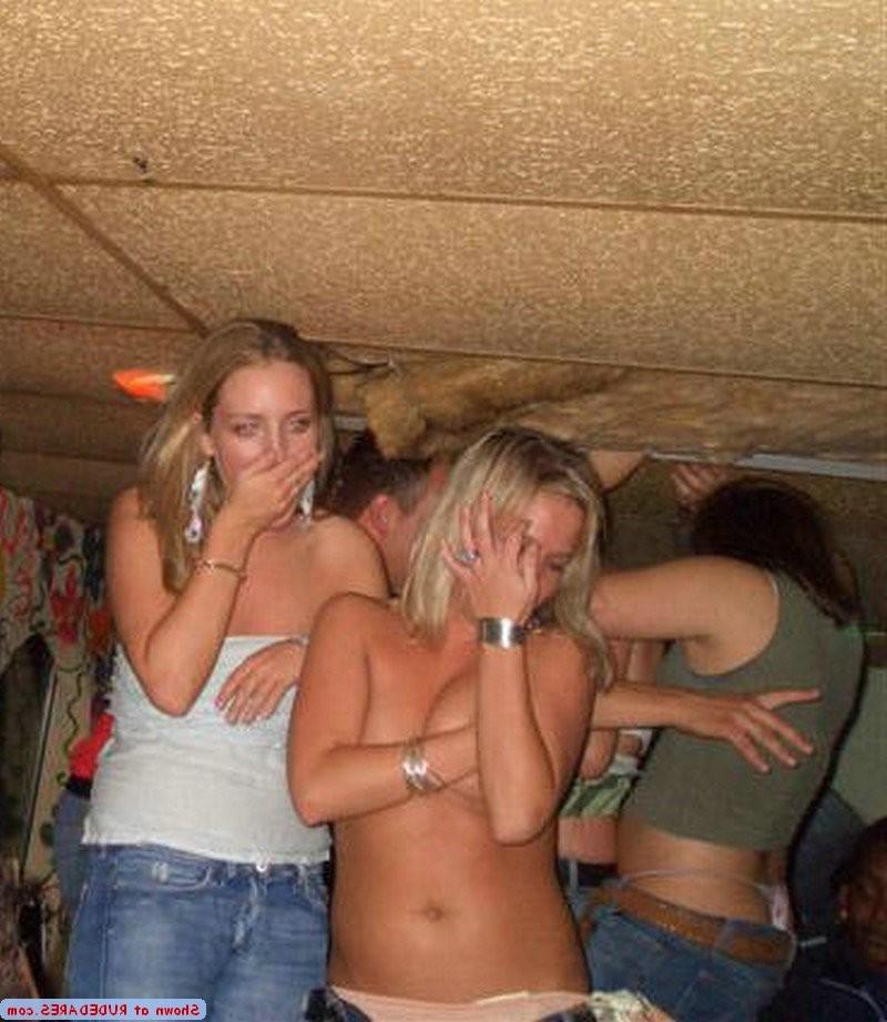 15P Candid amateur girls caught naked