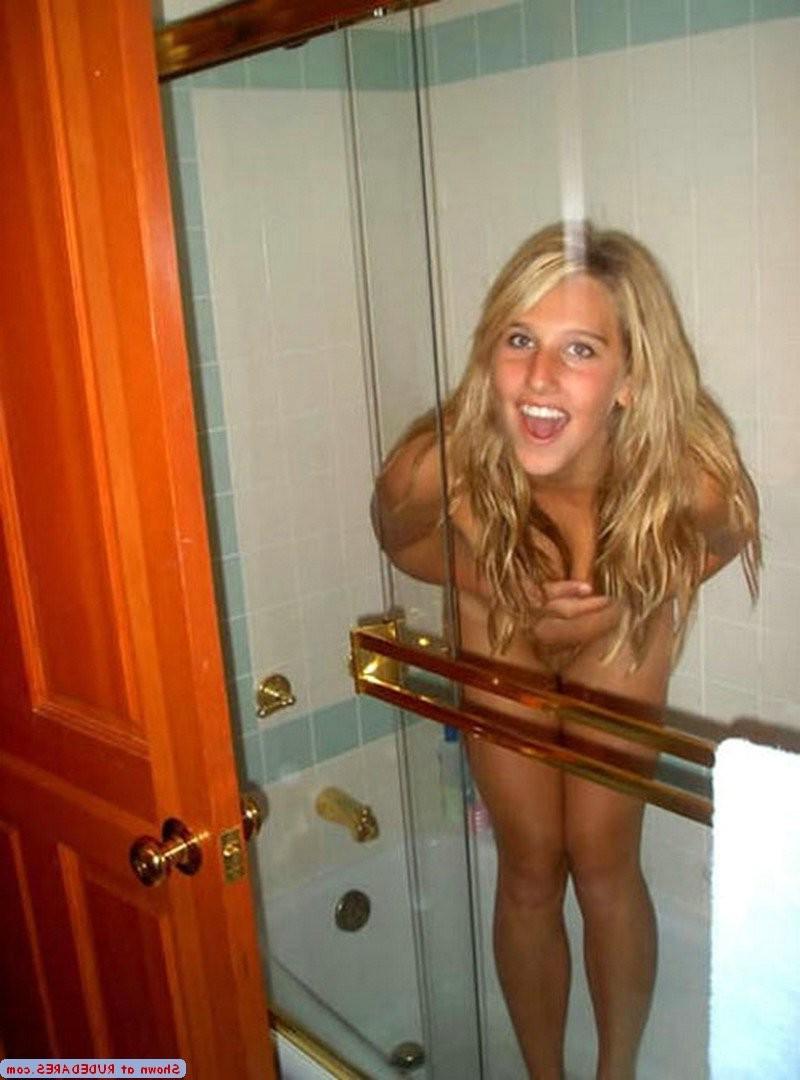15P Candid amateur girls caught naked
