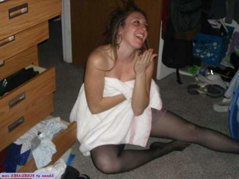 15P Candid amateur girls caught naked