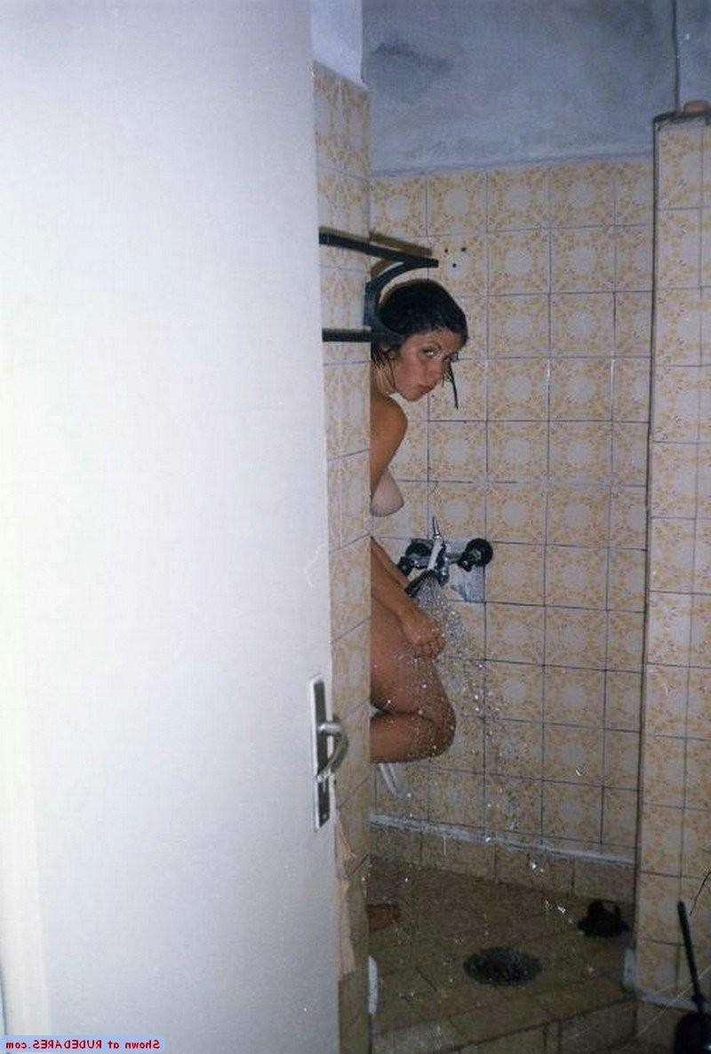 15P Candid amateur girls caught naked