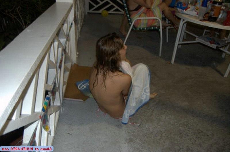 15P Nude girls at risk of getting caught