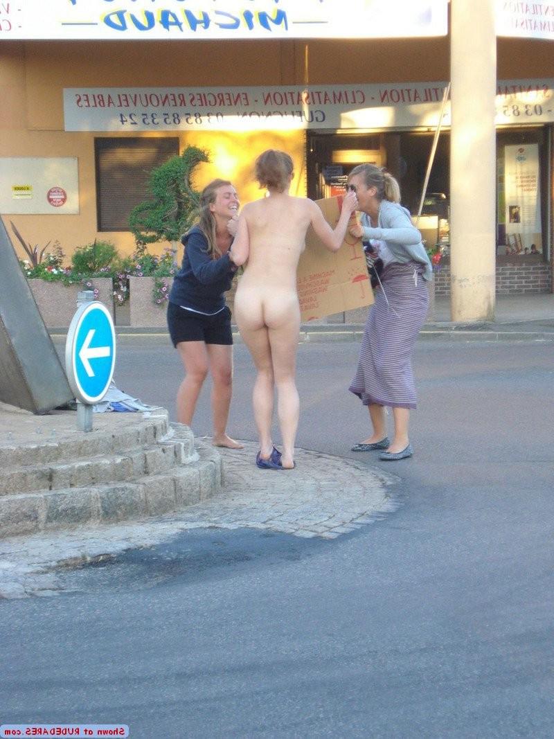 15P Nude girls at risk of getting caught
