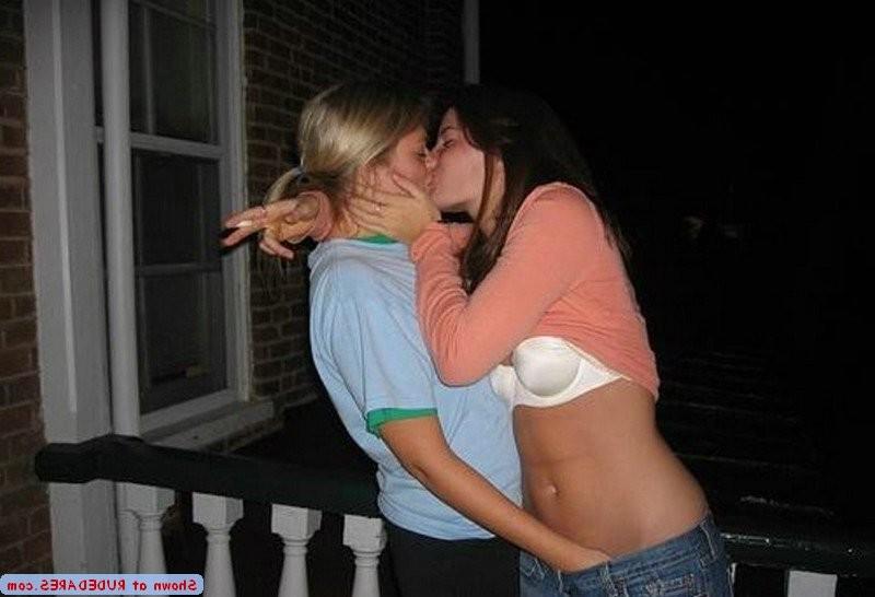 15P Amateur women exposing themselves