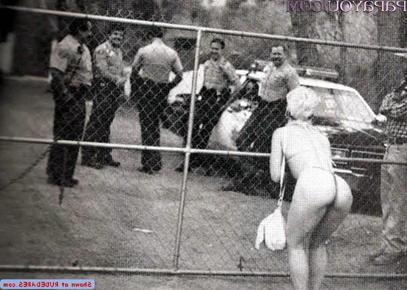15P Amateur girls naked where they shouldnt be