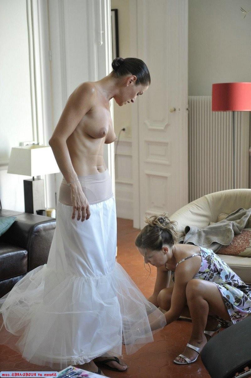 15P Amateur girls naked where they shouldnt be