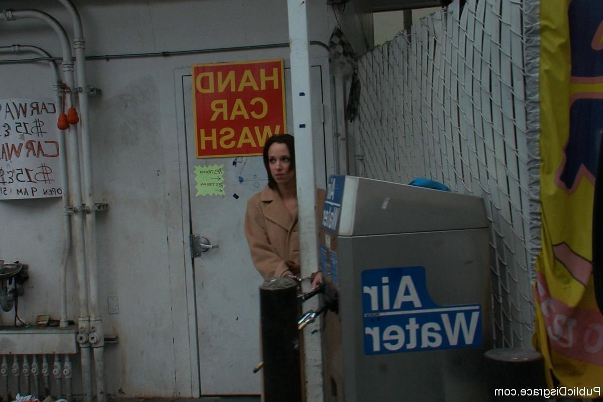 24P Jada Stevens lässt sich an einer Tankstelle in den perfekten Arsch ficken