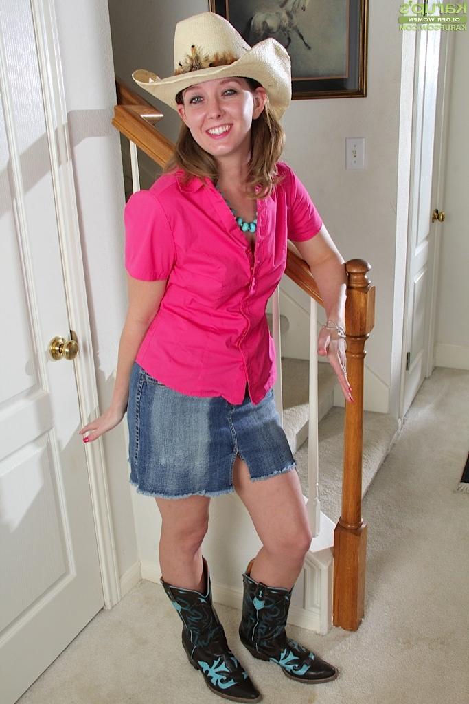 15P Mature cowgirl Deliliah Stevenson shows off her ass
