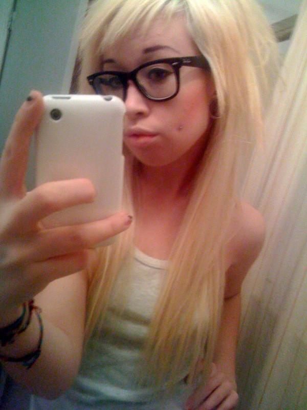 18P Cute emo girlfriends take photos of themselves