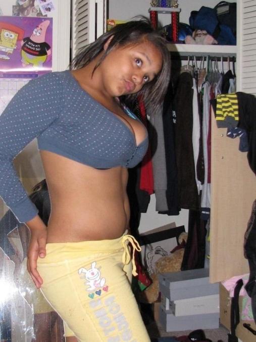 15P Ebony teen gfs posing for cell phone pics