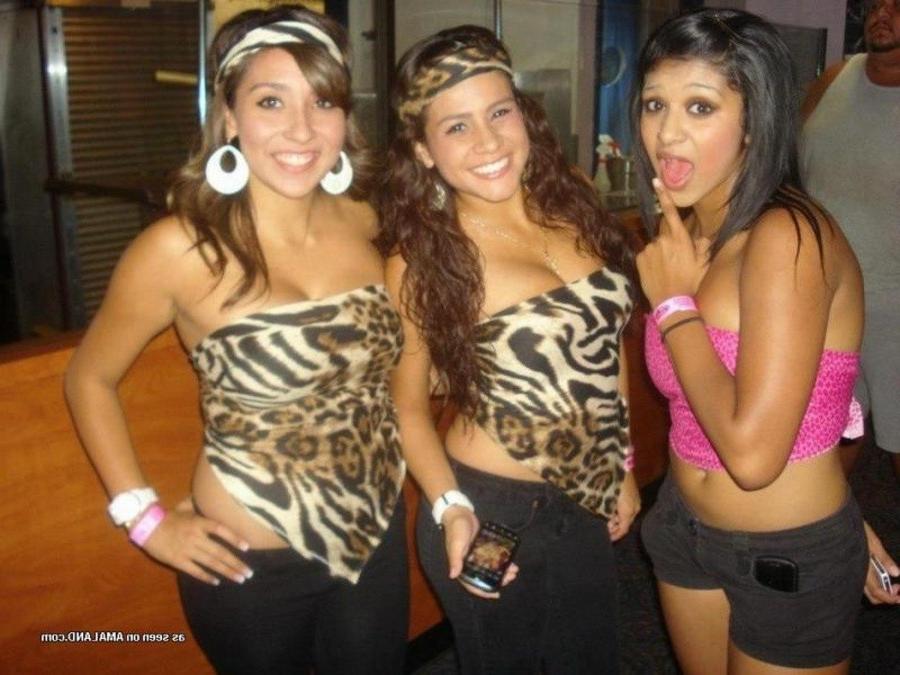 12P Amateur gorgeous chica posing sexy with friends