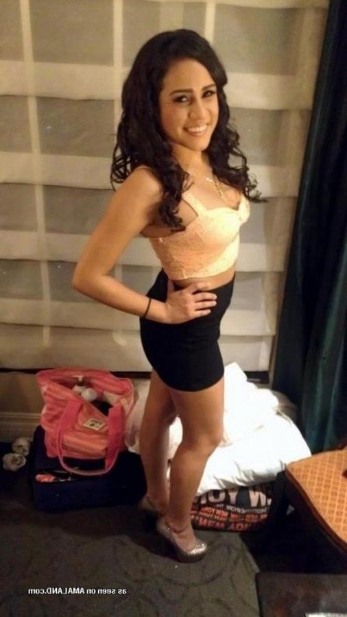 12P Amateur gorgeous chica posing sexy with friends
