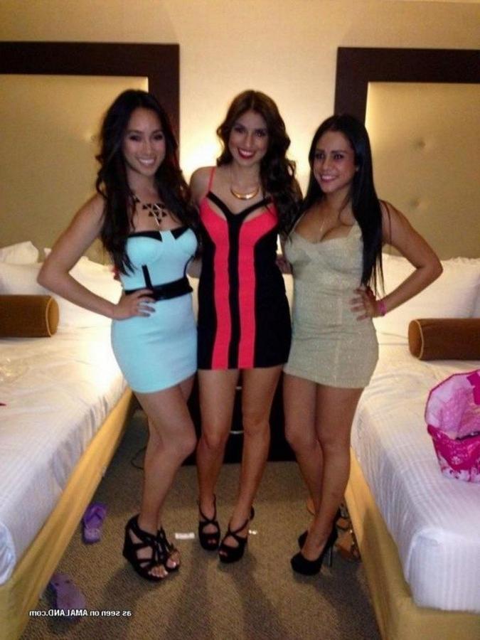 12P Amateur gorgeous chica posing sexy with friends