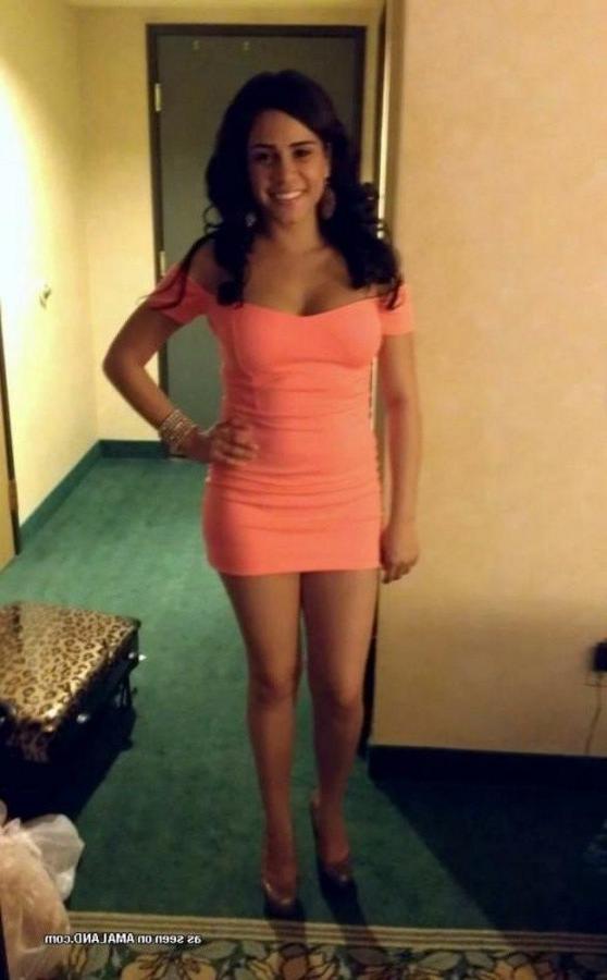 12P Amateur gorgeous chica posing sexy with friends