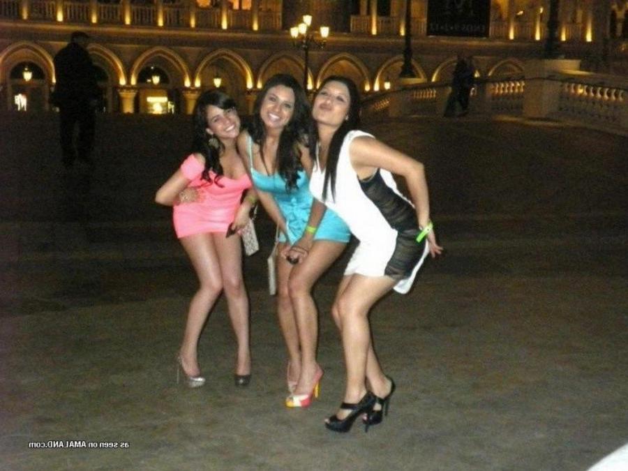 12P Amateur gorgeous chica posing sexy with friends