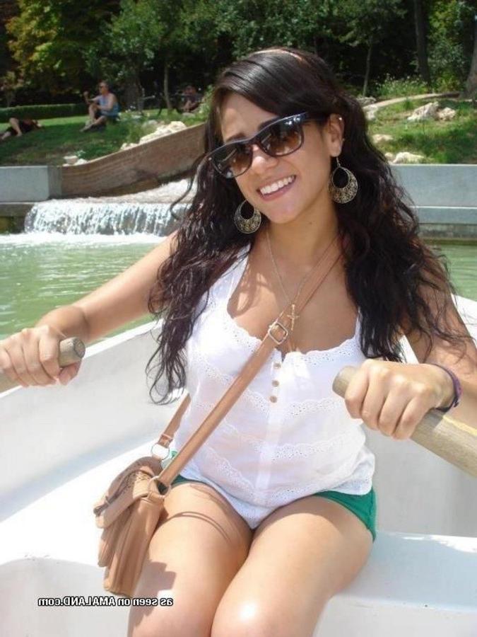 12P Amateur gorgeous chica posing sexy with friends