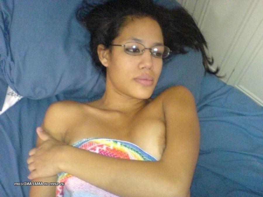 12P Sexy Spanish babe stripping naked on cam