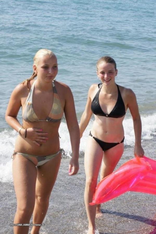 12P Collection of sexy bikini babes posing for their pals on cam