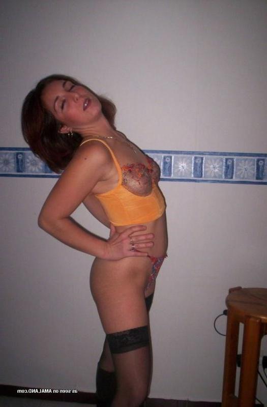 15P Real amateur wife showing off on cam