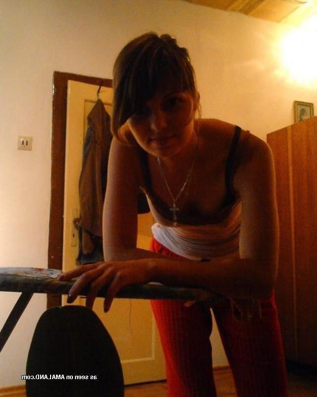 15P Lonely amateur wife showing off on cam
